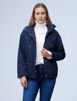 Campera azul marino liviana marca Michael Kors, con capucha escondida en el cuello, cierre oculto con botones a presión, bolsillos delanteros y avíos metálicos dorados con logo.
