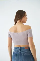 Top corto de tejido acanalado con escote tipo bardot y mangas cortas, diseñado con un ajuste al cuerpo sin costuras.