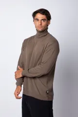 Sweater marrón de hilo con cuello alto tipo polera y mangas largas.