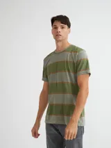 Remera de manga corta con cuello redondo, teñida en prenda, con un patrón de rayas horizontales en tonos de verde oliva, gris y marrón.
