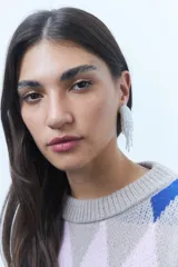 Aros colgantes largos con forma de cascada, confeccionados con pequeñas perlas blancas.