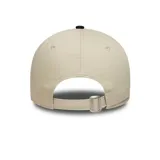 Gorro New Era 9FORTY ajustable, color beige con visera negra y logo de los Chicago White Sox bordado en negro.