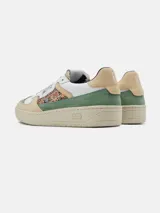 Championes Morrison modelo Zeta, color blanco con detalles en verde, tostado y un panel lateral con estampado geométrico multicolor. Cuentan con cordones beige y suela de goma.