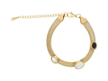 Pulsera dorada de acero con malla tejida y tres dijes circulares: uno con ónix negro, uno con nácar blanco y uno con circonias.