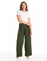 Pantalón palazzo de tiro alto en color verde militar, con diseño de doble abotonadura frontal, pinzas en la cintura y pierna ancha. Cuenta con cintura elástica en la parte posterior para mayor ajuste y bolsillos laterales funcionales.