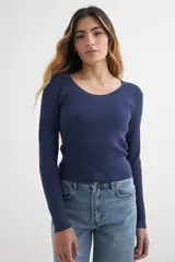 Sweater de manga larga, color azul marino, con tejido de punto acanalado y escote redondo amplio.
