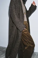 Abrigo largo de Zara Woman Collection, confeccionado en tejido con mezcla de lana. Presenta un diseño de cuadros, cuello con solapas de muesca, cierre frontal cruzado con botones y bolsillos delanteros. Incluye forro interior.