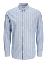 Camisa de vestir de manga larga con cuello abotonado y bolsillo frontal. Presenta un diseño de rayas verticales en tonos azul y blanco, con cierre frontal de botones.