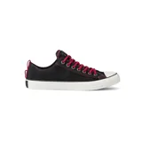 Championes urbanos Converse Chuck Taylor All Star Ox, color negro con detalles en rojo y suela blanca.