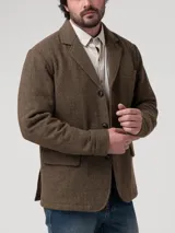 Chaqueta de hombre color marrón con patrón de espiga, cuello con solapa, cierre de tres botones y bolsillos frontales con solapa.