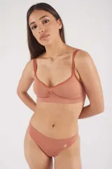 Soutien tipo bralette de microfibra sin costuras, con diseño de doble bretel regulable y detalle fruncido en el centro del escote. Cuenta con cierre de broche doble en la espalda con tres niveles de ajuste.