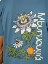 Remera de algodón blanca con cuello redondo y manga corta, presenta un pequeño estampado de un fruto de mburucuyá en el lado izquierdo del pecho.