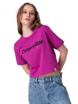 Remera corta fucsia con cuello redondo y mangas cortas, con la palabra "Caterpillar" estampada en negro en el pecho.