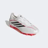 Championes de fútbol Adidas Copa Pure IV Pro para terreno firme, en color blanco perlado con detalles en negro y rojo. Presentan un diseño aerodinámico con las icónicas tres tiras laterales y suela con tacos en color rojo vibrante.