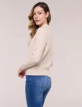 Cardigan tejido con cierre frontal de la marca Rio & Rian, de silueta entallada y estilo bomber, color beige. Cuenta con cuello a la base, cierre metálico completo, textura labrada en relieve en el frente y las mangas, mangas largas con puños acanalados y ruedo recto.