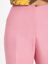 Pantalón negro de corte oxford, estilo sastrero con cintura oculta, bolsillos laterales y bolsillo ojal en la espalda.