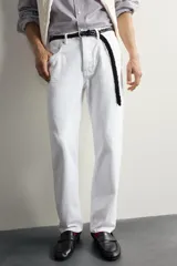 Jeans straight fit de corte recto y tiro medio, confeccionados en denim de algodón con efecto lavado en color marrón oscuro, con diseño clásico de cinco bolsillos y cierre frontal con botonadura.