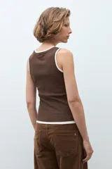 Musculosa de algodón color chocolate con cuello y sisas en contraste color blanco.