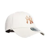 Gorra de béisbol New Era color crema con logo de los New York Yankees bordado en color cobre.