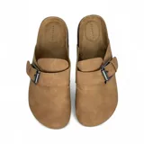 Zuecos color beige con hebilla metálica ajustable, plantilla anatómica y suela de corcho.