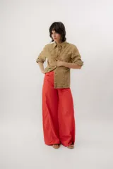 Pantalón de tiro medio y silueta amplia de corte recto, confeccionado en tela liviana de color celeste.