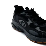 Championes deportivos Umbro modelo Iren, color negro con detalles en gris oscuro y suela de goma en tono tostado.