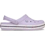 Zuecos Crocs Crocband model Speckled Band, color lila con entresuela blanca decorada con salpicaduras multicolor y una línea oscura. Diseño con perforaciones de ventilación y correa trasera rebatible.