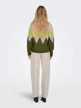 Sweater tejido de manga larga con cuello redondo y diseño de rombos en tonos verde, gris y detalles en color durazno. Presenta puños y ruedo acanalados.