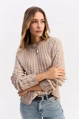 Buzo de punto negro con diseño de trenzas en relieve, cuello redondo y mangas largas.