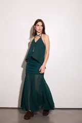 Top reversible de corte suelto y fluido, con tiras cruzadas al cuello y abertura frontal.