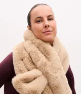Bufanda de pelo sintético en color beige, con textura suave y voluminosa, ideal para climas fríos.