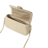 Bolso de hombro Marc Jacobs modelo The Clover, confeccionado en piel suave color rosa. Presenta una silueta redondeada con ribetes ornamentales, cierre magnético y el sello J Marc en el frente. Incluye correa de piel extraíble y correa de cadena.