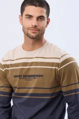Remera de manga larga con diseño de rayas horizontales en tonos azul marino, bordó y gris. Presenta cuello redondo y un bordado en relieve en el pecho con la inscripción Legacy Established Brand.
