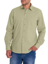 Camisa de manga larga color verde militar, confeccionada en algodón orgánico. Cuenta con cuello camisero, cierre frontal con botones de madera, un bolsillo en el pecho con logo bordado y mangas ajustables.