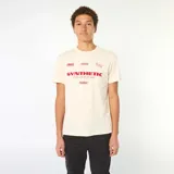 Remera de algodón color crema con estampado gráfico frontal en color rojo que incluye el texto 'SYNTHETIC' y otros detalles tipográficos.