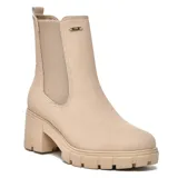 Bota Chelsea negra de cuero sintético con elásticos laterales, caña baja y suela track con taco ancho.