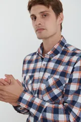 Camisa de viyela de algodón a cuadros color azul, blanco y naranja, de manga larga con dos bolsillos con tapa al frente.