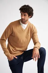 Sweater de tejido de punto con escote en V y manga larga. Presenta un diseño de calce regular con puños y ruedo acanalados, e incluye un pequeño logo bordado en el pecho.