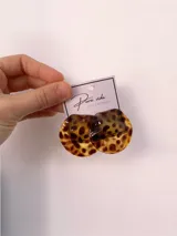 Par de aros de acrílico con diseño carey y textura irregular.
