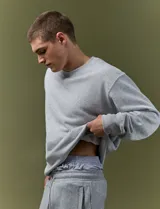 Sweater básico de cuello redondo y manga larga, confeccionado en tejido circular con puños y cuello en tejido canalé.