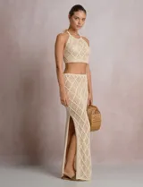 Falda larga de tejido calado marca Elan, color beige, con patrón geométrico de rombos y abertura lateral.
