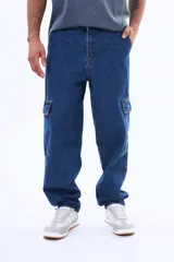 Pantalón tipo cargo confeccionado en denim azul, con bolsillos laterales con solapa y cierre de botones.
