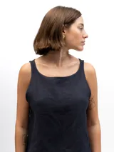 Musculosa azul marino de lino con escote redondo y laterales abiertos unidos por tres lazos cosidos.