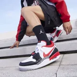 Zapatillas urbanas Nike Air Jordan Legacy 312 Low, color blanco, gris y negro. Diseño que combina elementos icónicos de AJ 3, AJ 1 y Alpha Force.