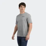 Remera de manga corta color marrón con cuello redondo. Presenta un pequeño logo estampado en el pecho con el nombre de la marca y motivos gráficos.
