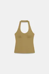 Top de cuello halter con diseño ajustado y escote con costuras tipo corset en el busto. Presenta espalda descubierta y bajo recto.
