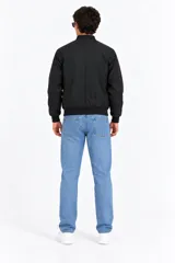 Campera bomber manga larga de algodón color negro, con cierre frontal y puños y cuello elásticos.