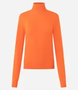 Suéter de punto color crema con cuello alto y mangas largas. Presenta un diseño ajustado al cuerpo con puños acanalados.