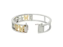 Pulsera rígida dorada con nombre calado y detalles de circonitas.