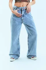 Jean de corte oversize con tiro medio-alto, confeccionado en algodón con lavado ice color celeste.